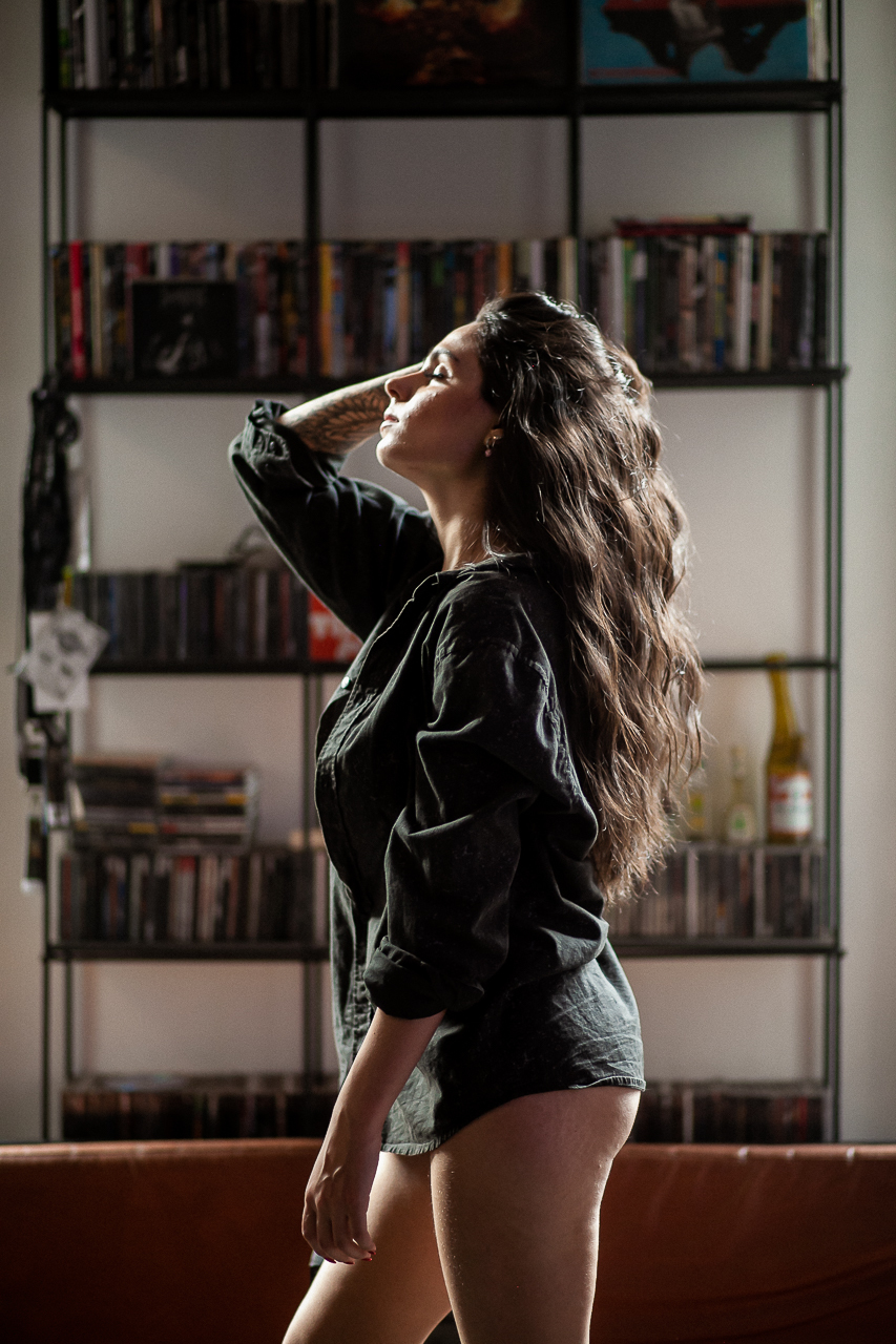 mulher-mexendo-no-cabelo