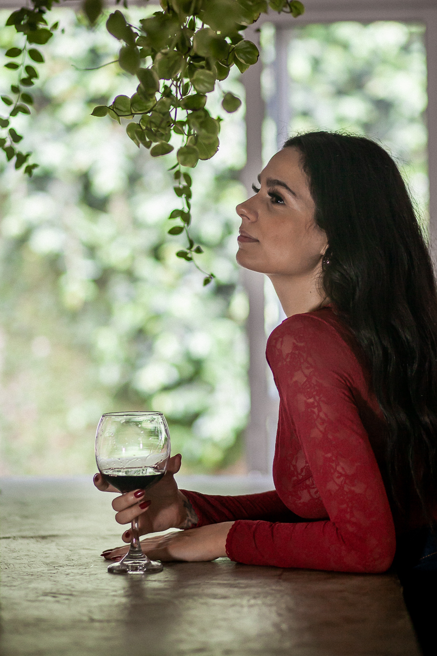 mulher-tomando-vinho-pensativa