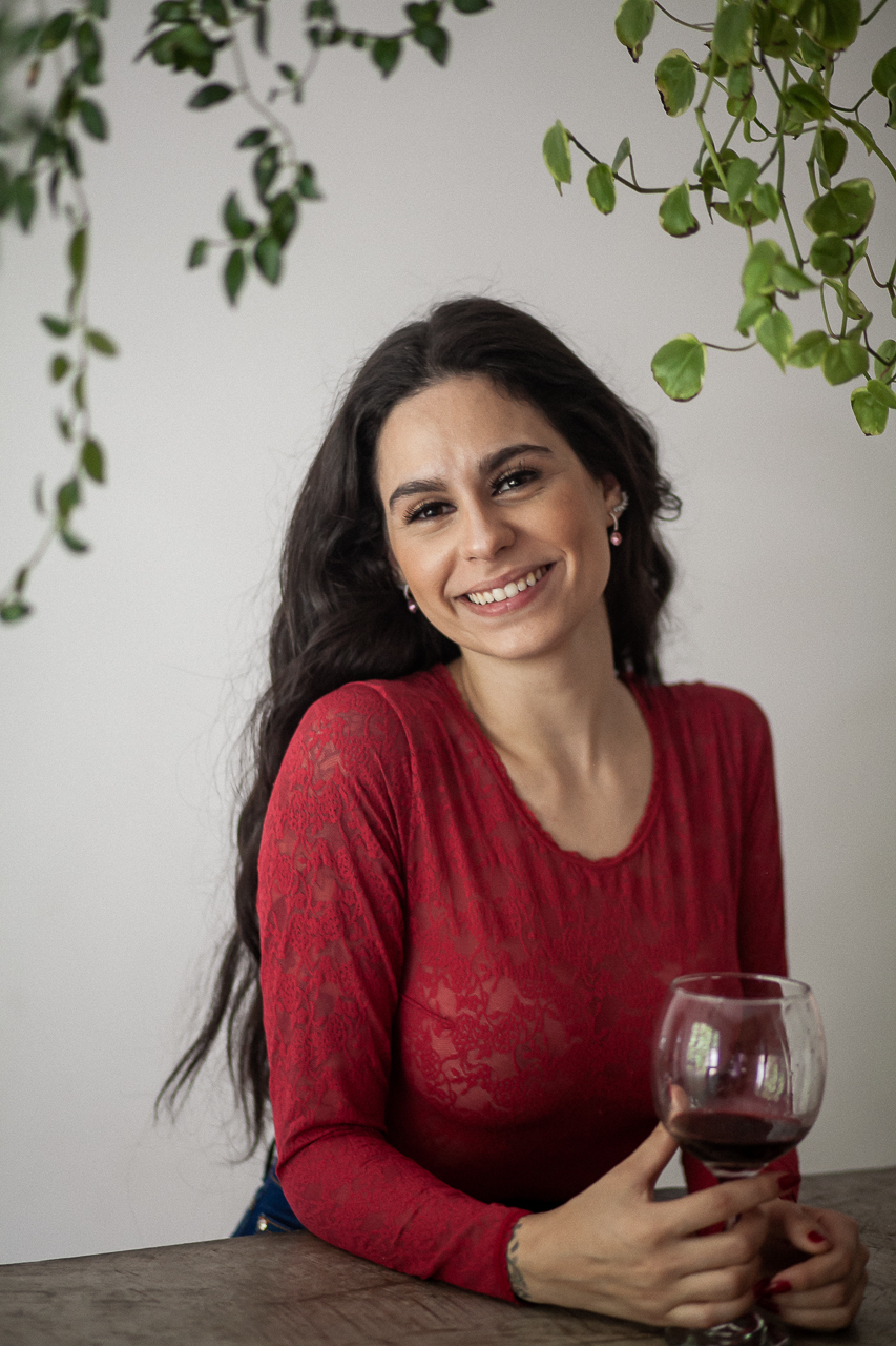 mulher-tomando-vinho-sorrindo