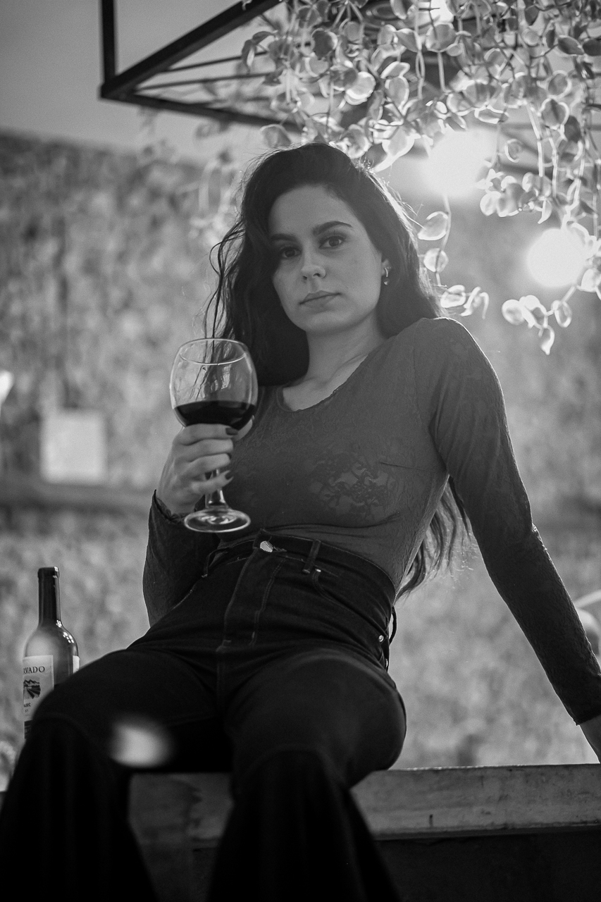 mulher-tomando-vinho