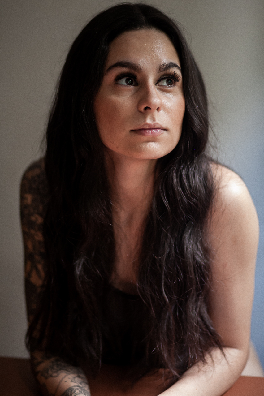 retrato-mulher-olhando-para-o-lado