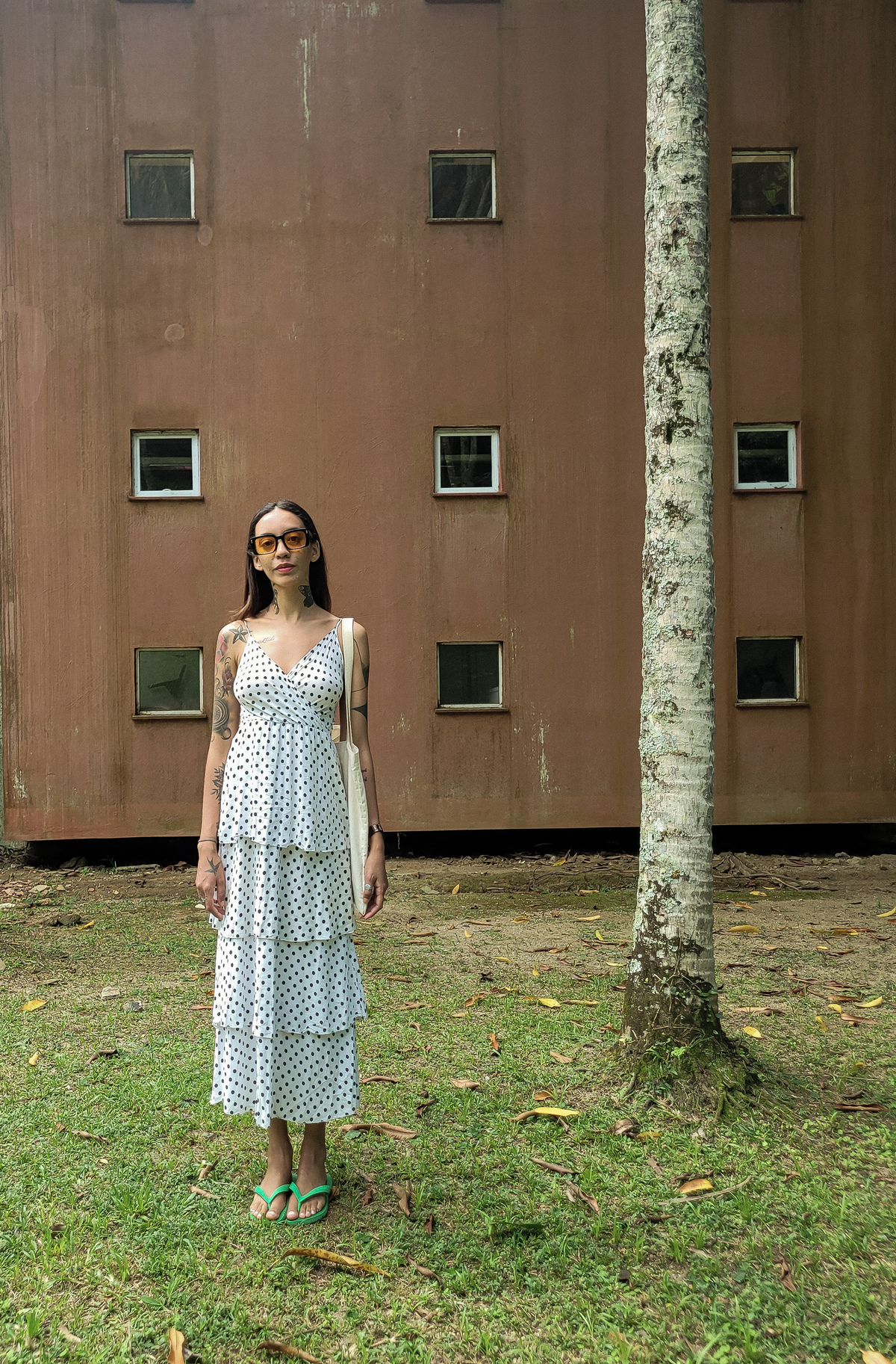 mulher-jardim-botanico-muro-terroso