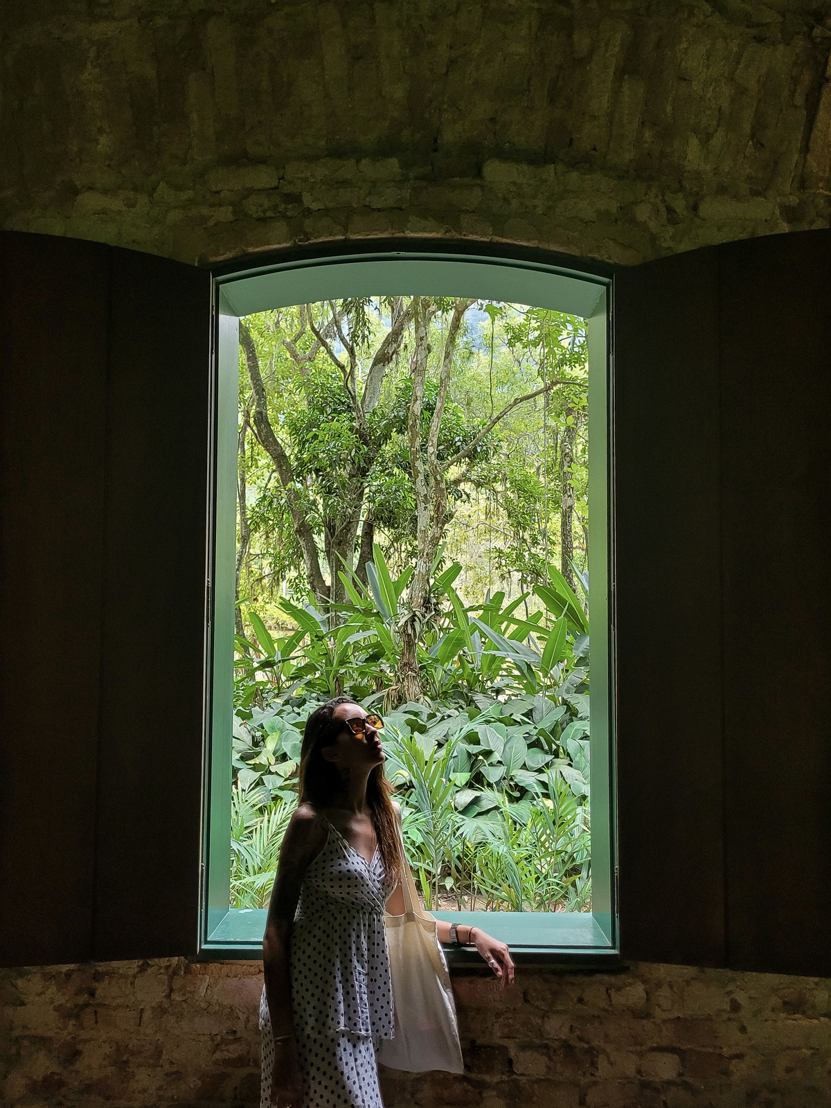 mulher-jardim-botanico-olhando-na-janela