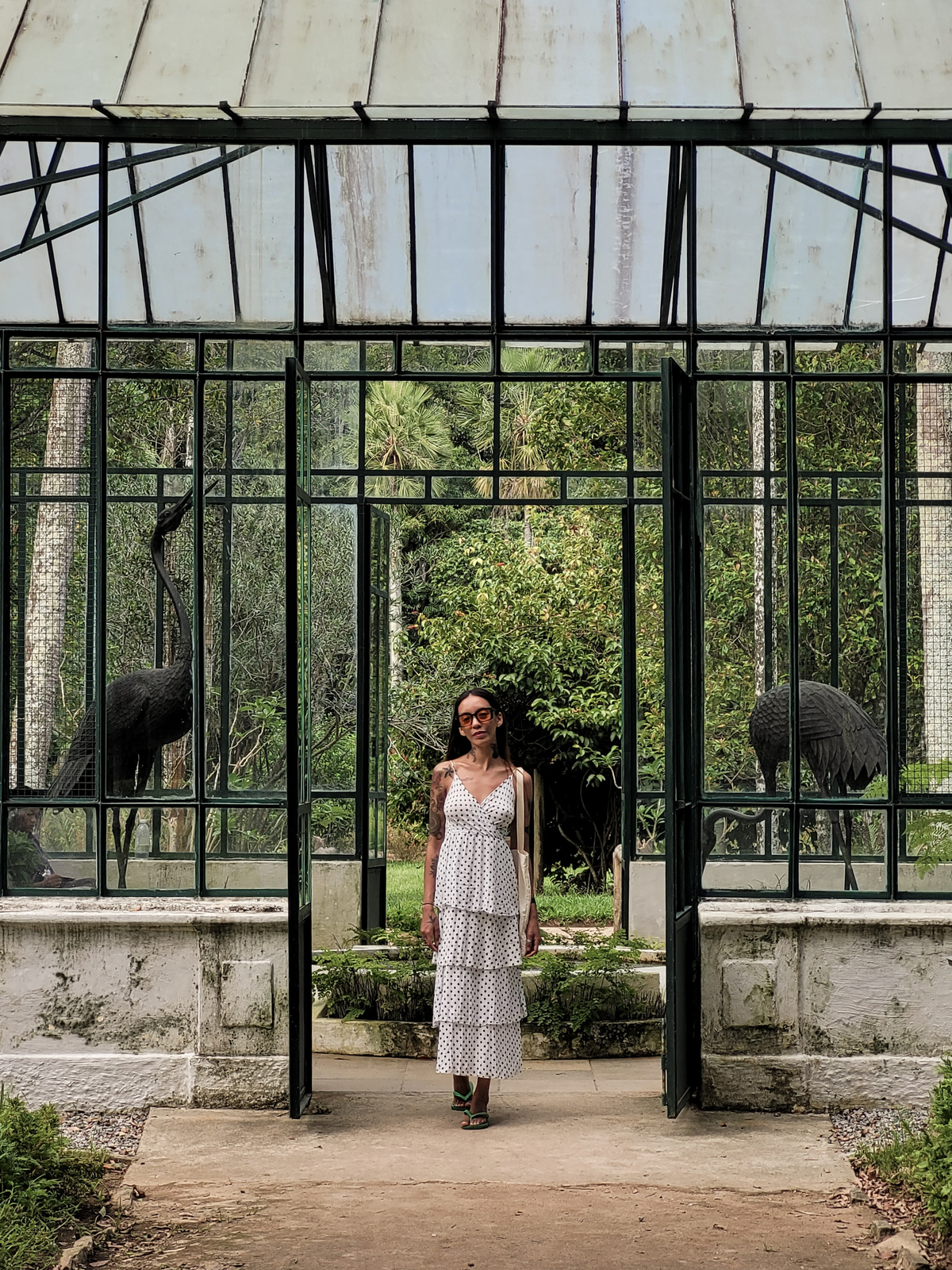 mulher-jardim-botanico-olhando-para-frente