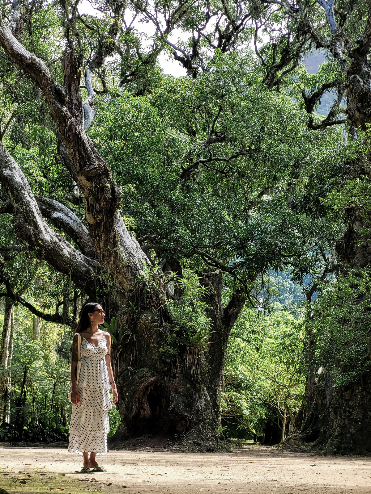 mulher-jardim-botanico-olhando-para-o-lado