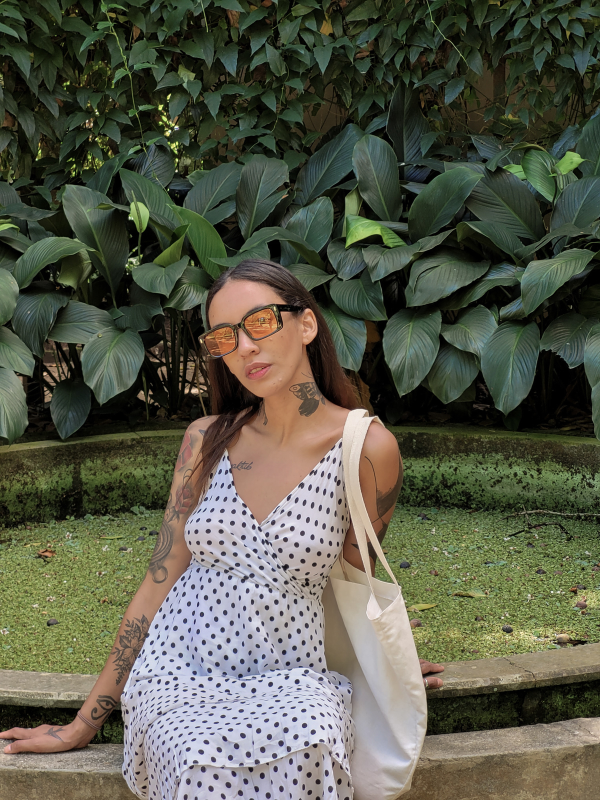 mulher-jardim-botanico-sentada