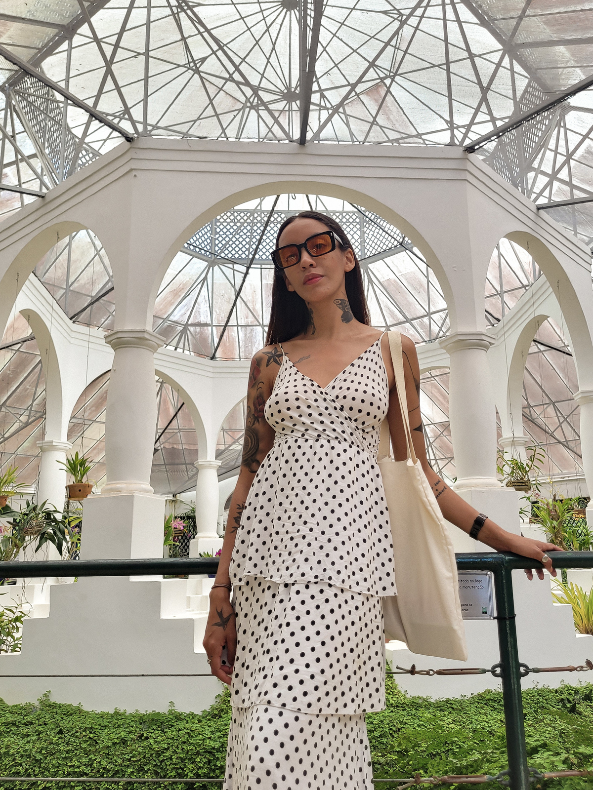 mulher-jardim-botanico-vestido-de-bolinha