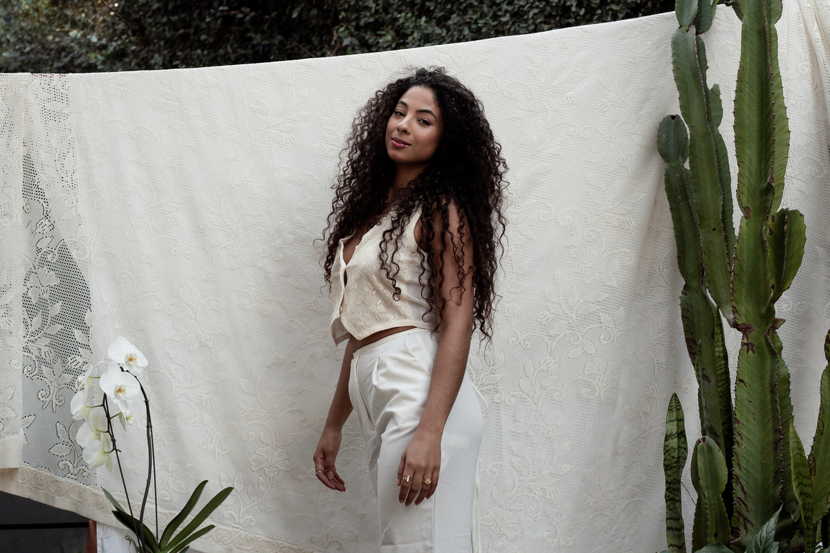 mulher-cabelo-cacheado-em-pe