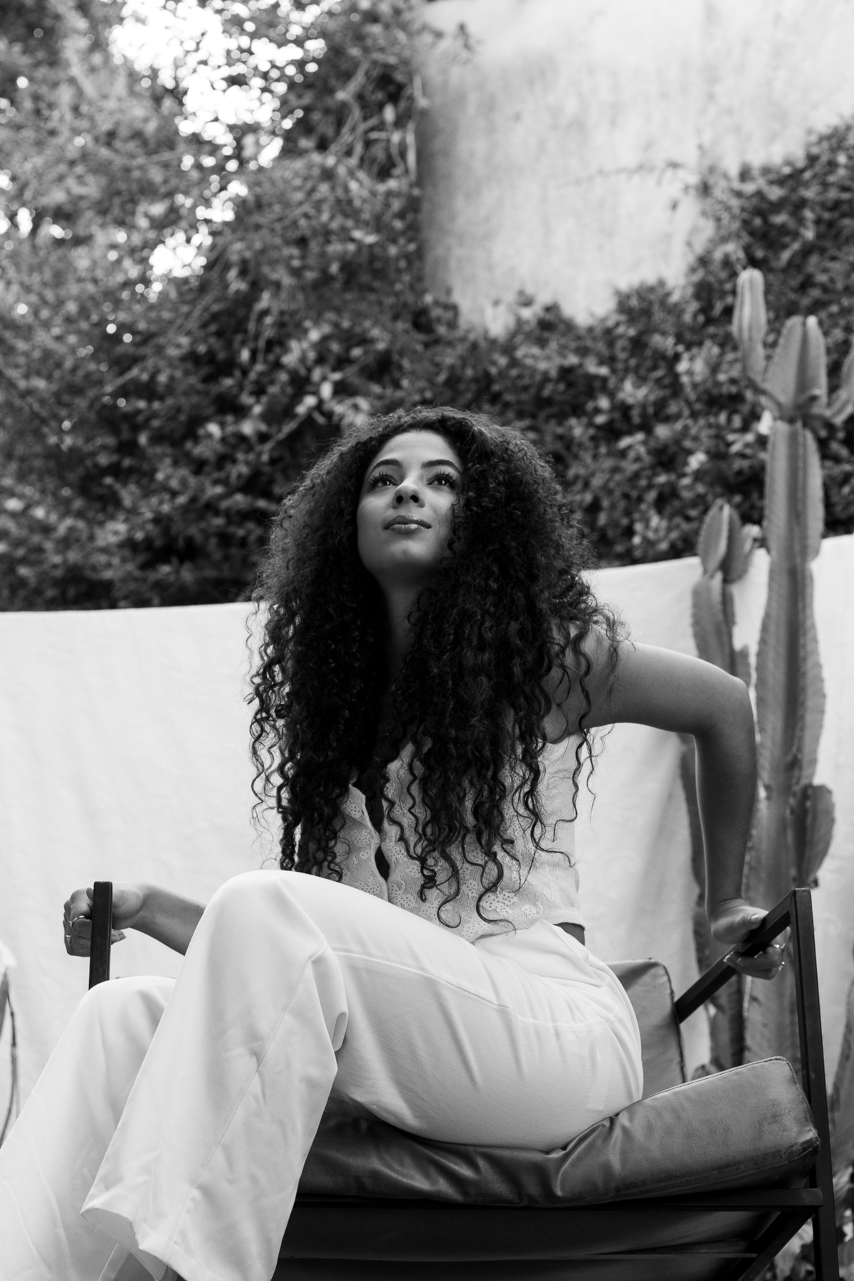 mulher-cabelo-cacheado-sentada-foto-preto-e-branco