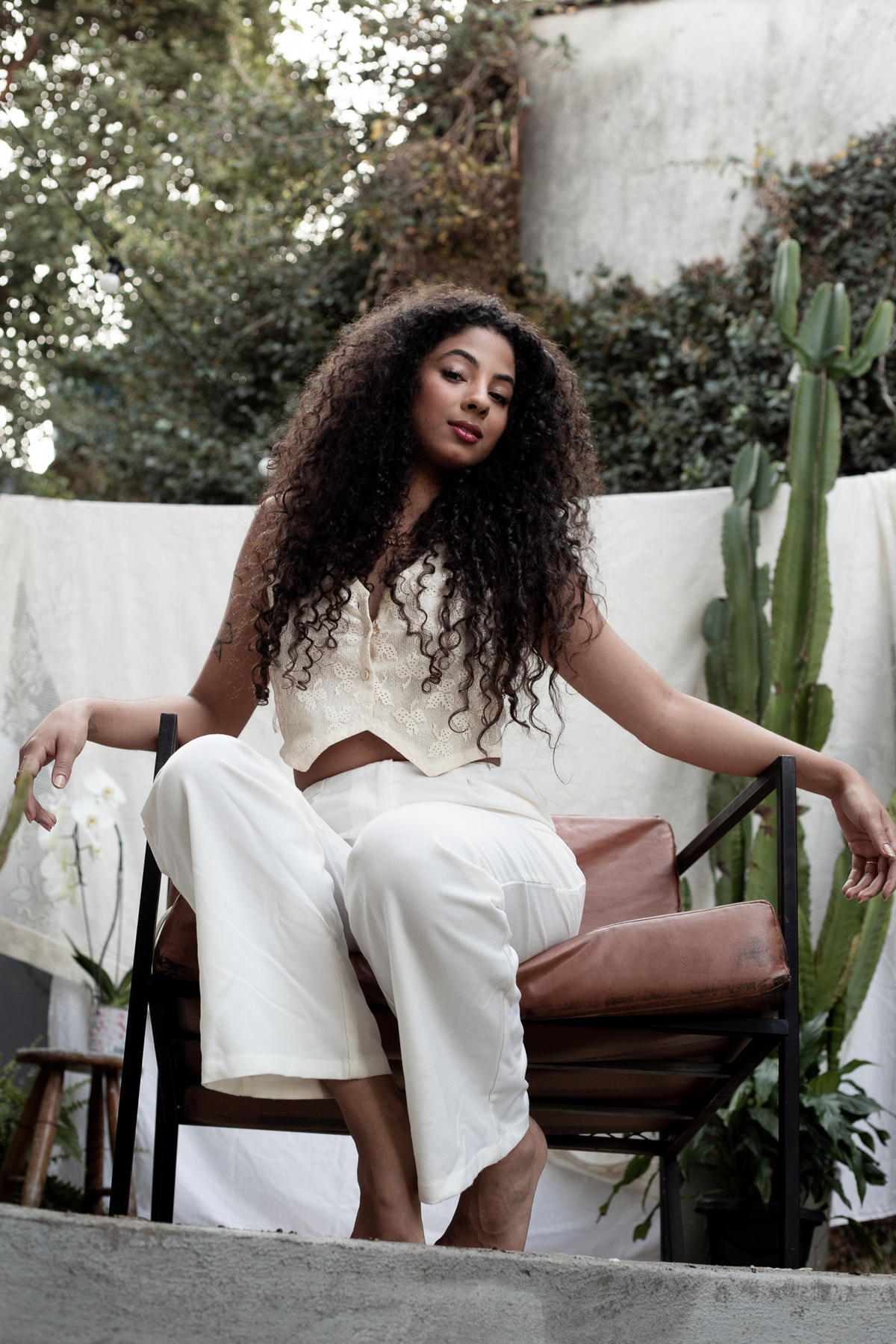 mulher-cabelo-cacheado-sentada