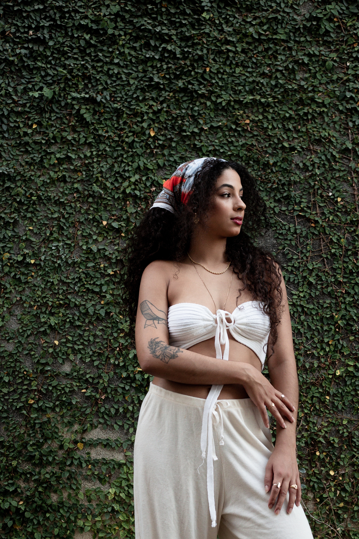 mulher-com-lenco-no-cabelo-cacheado