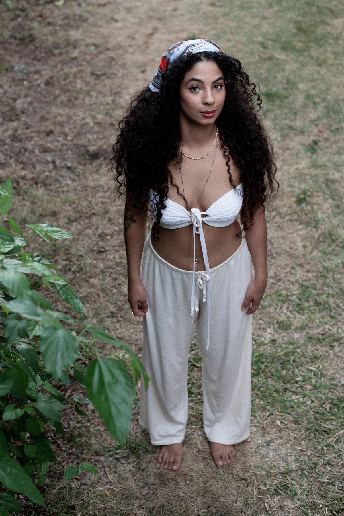 mulher-com-lenco-no-cabelo