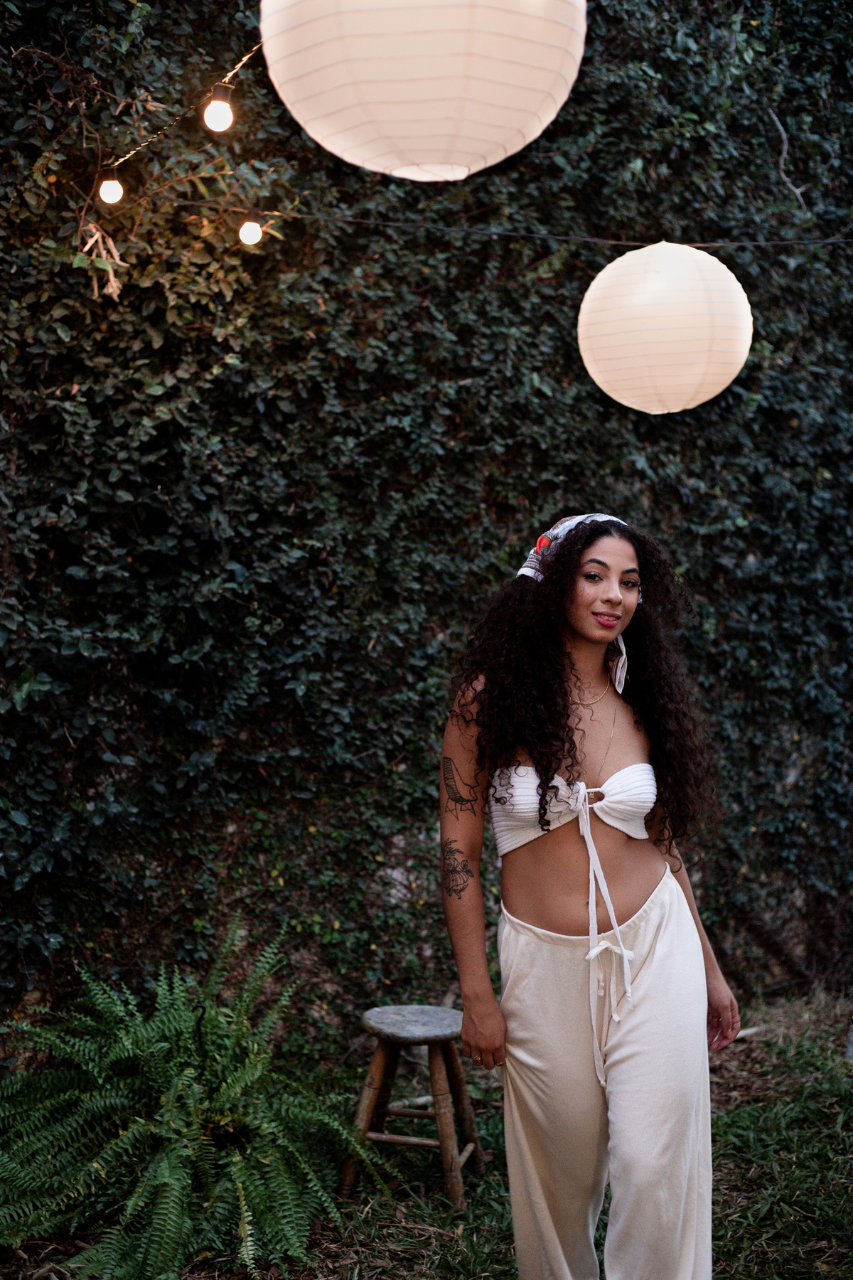 mulher-desfilando-a-noite