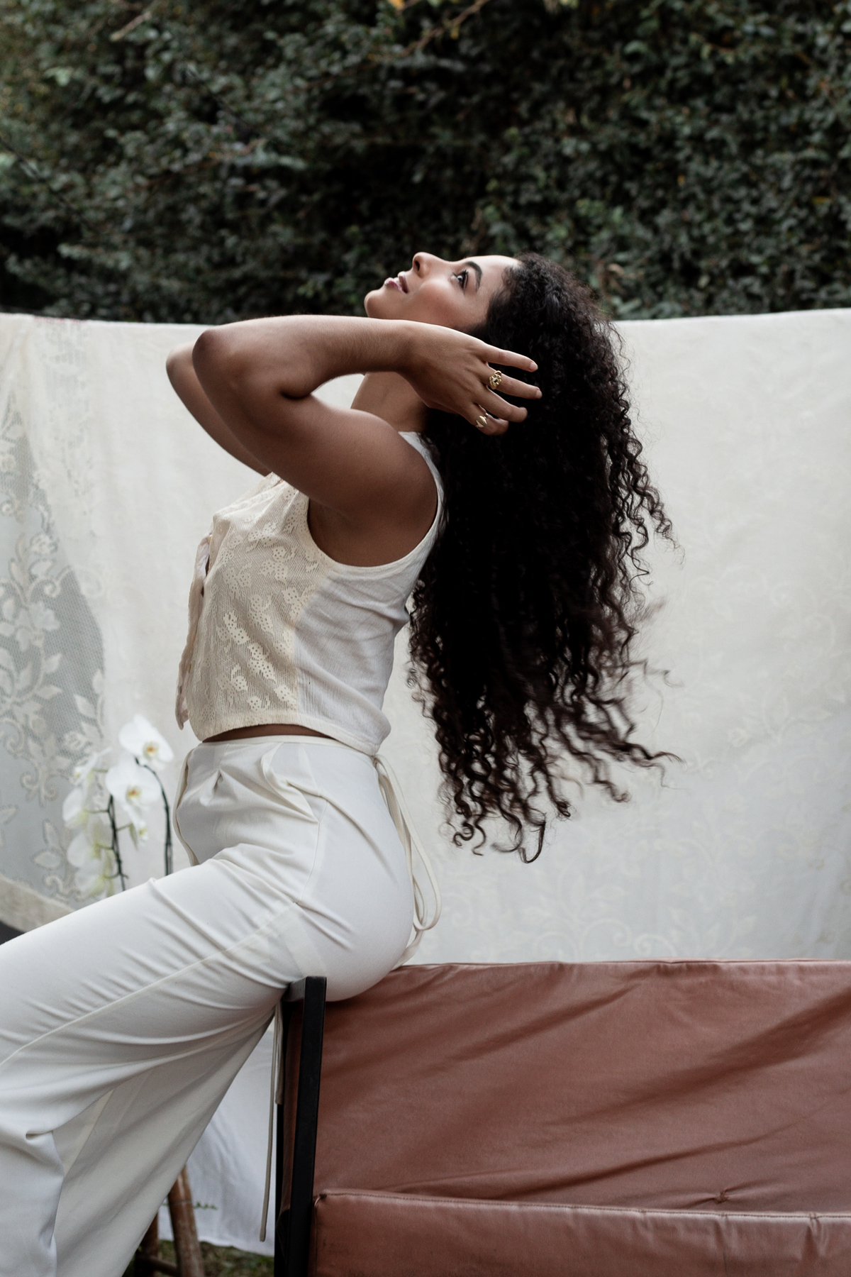 mulher-mexendo-no-cabelo-cacheado