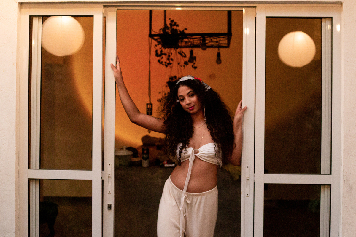 mulher-na-luz-da-noite