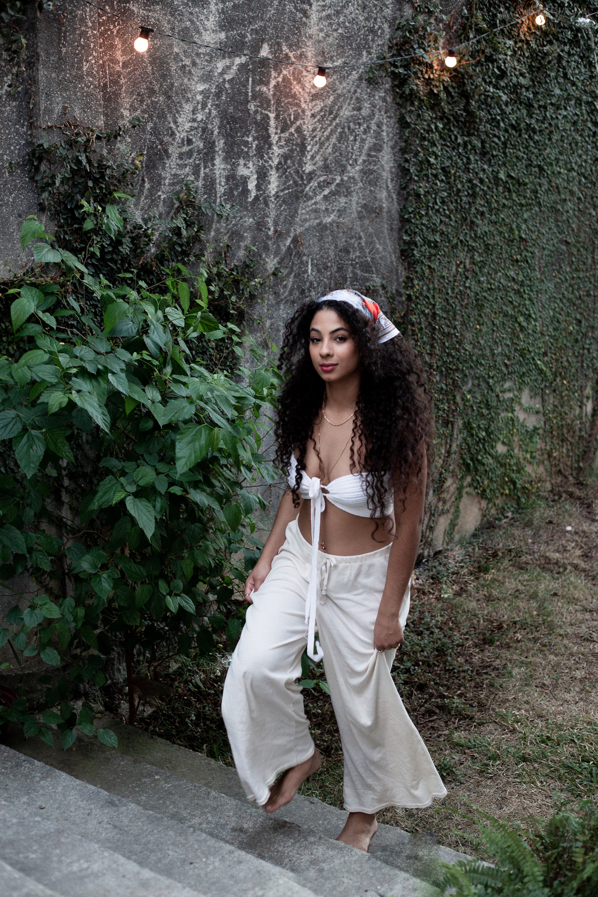 mulher-subindo-a-escada