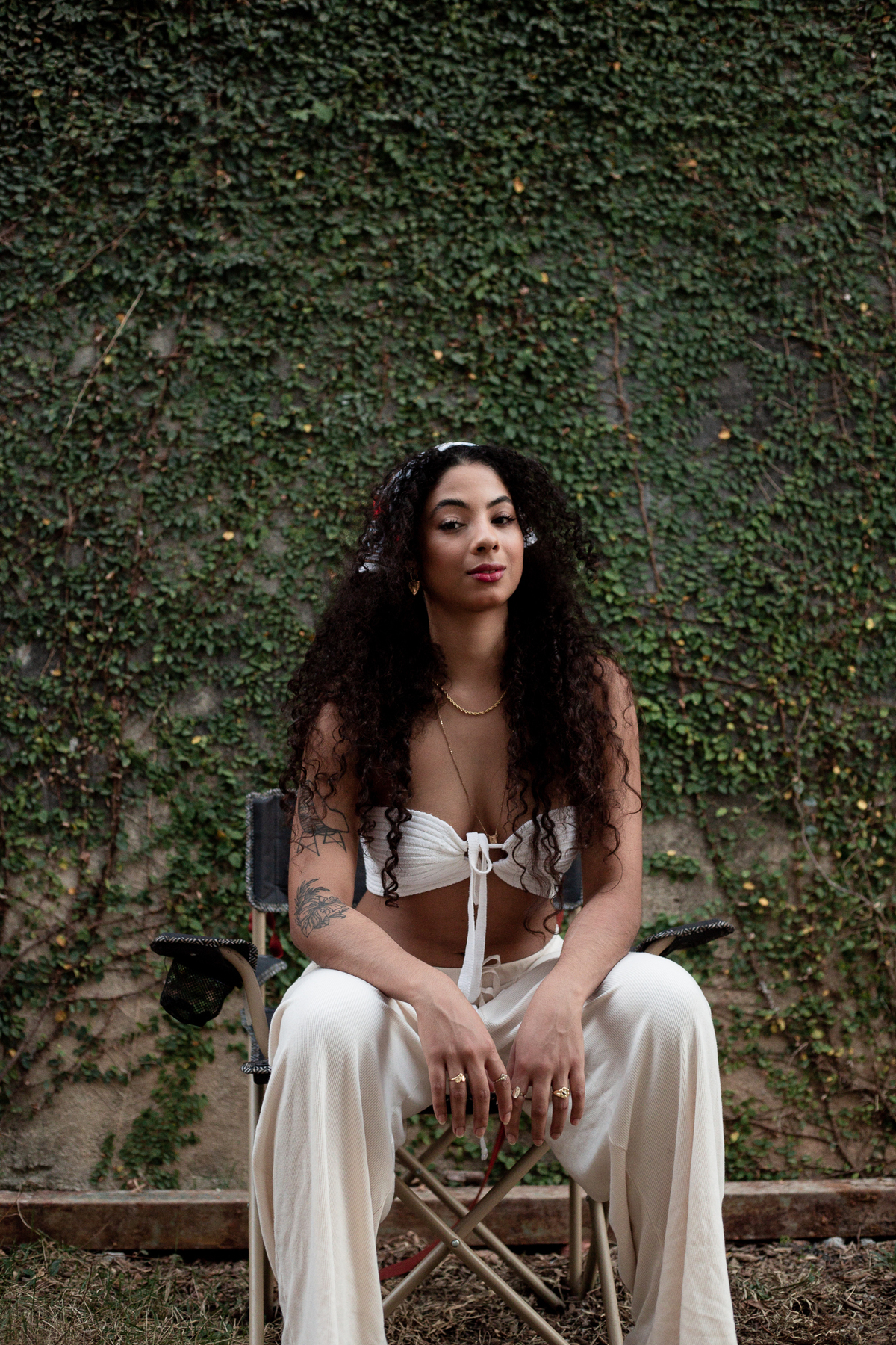 retrato-mulher-sentada-segurando-as-mãos