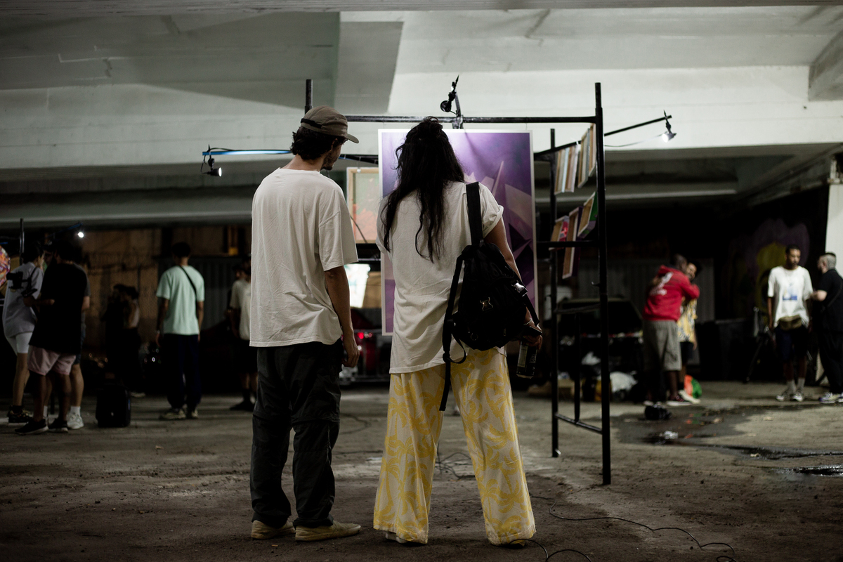 amigos-conversando-sobre-obras