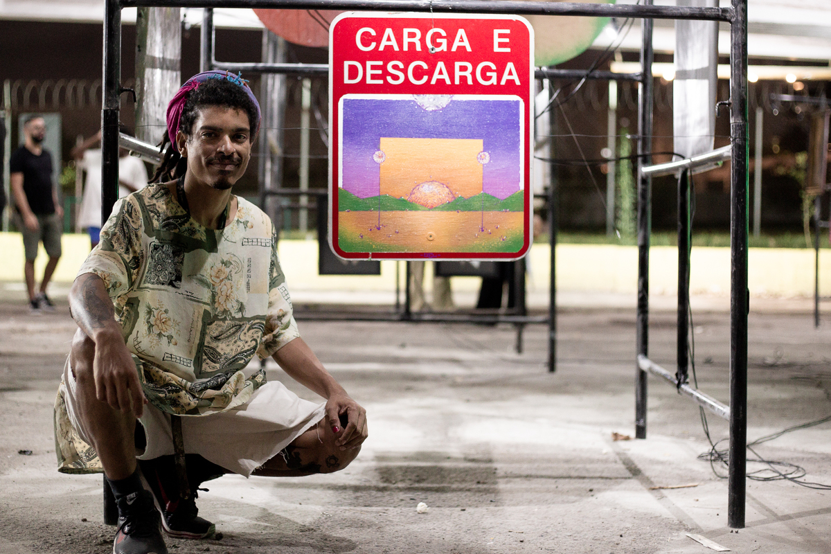 artista-agachado-ao-lado-do-seu-quadro