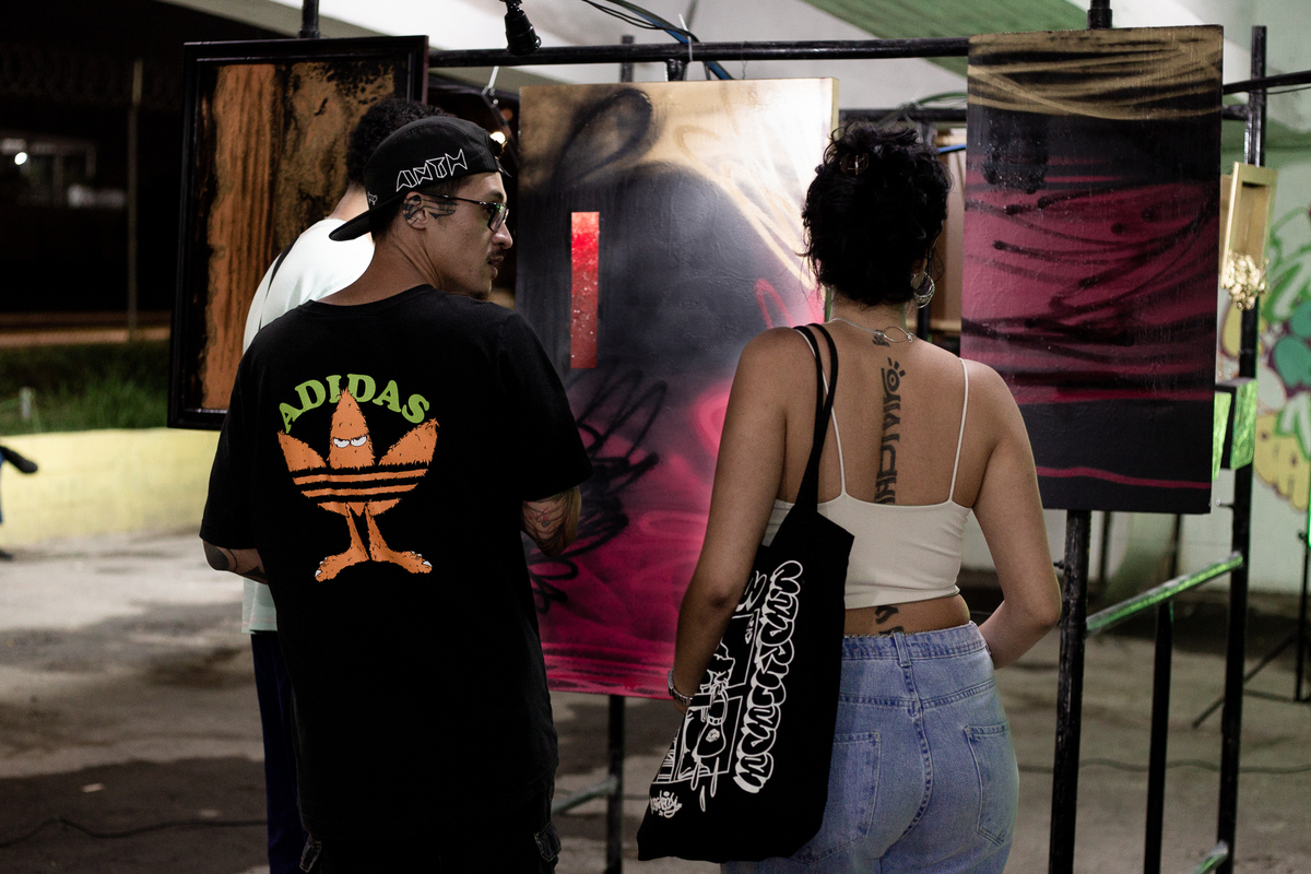 artista-apresentando-obras