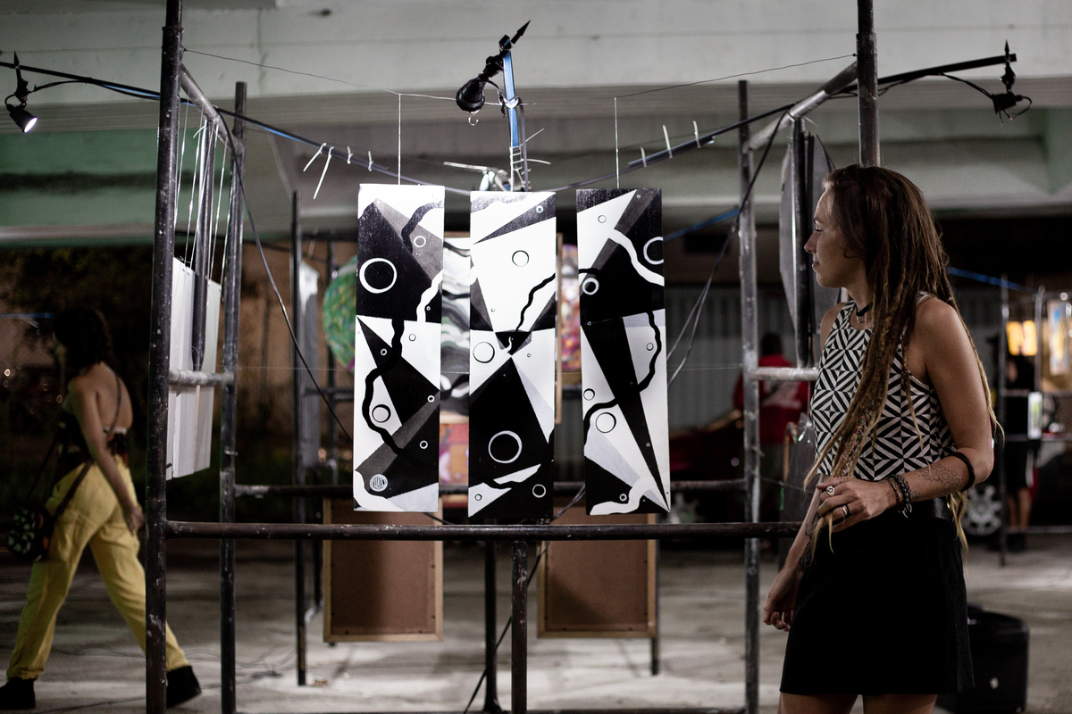 artista-com-dread-ao-lado-do-seu-quadro