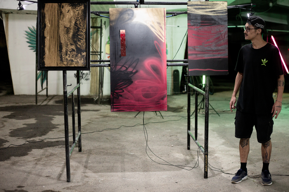 artista-olhando-sua-arte