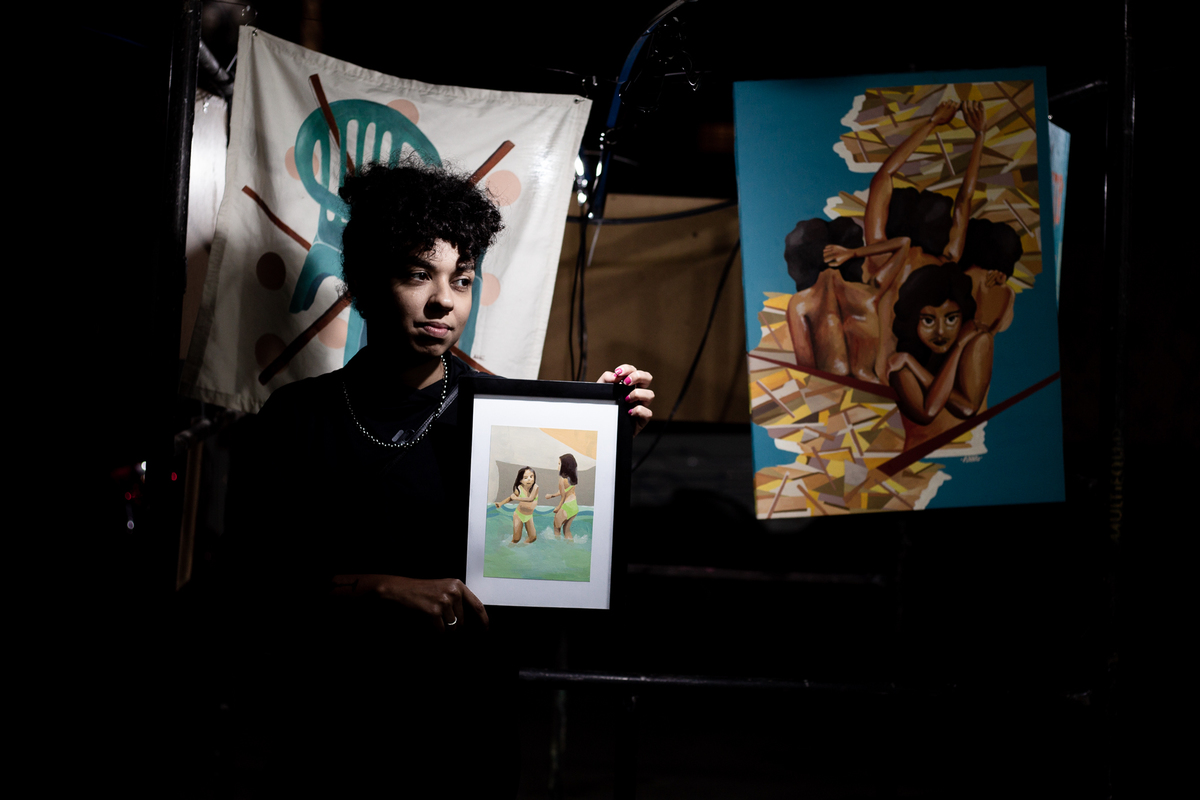 artista-segurando-sua-arte