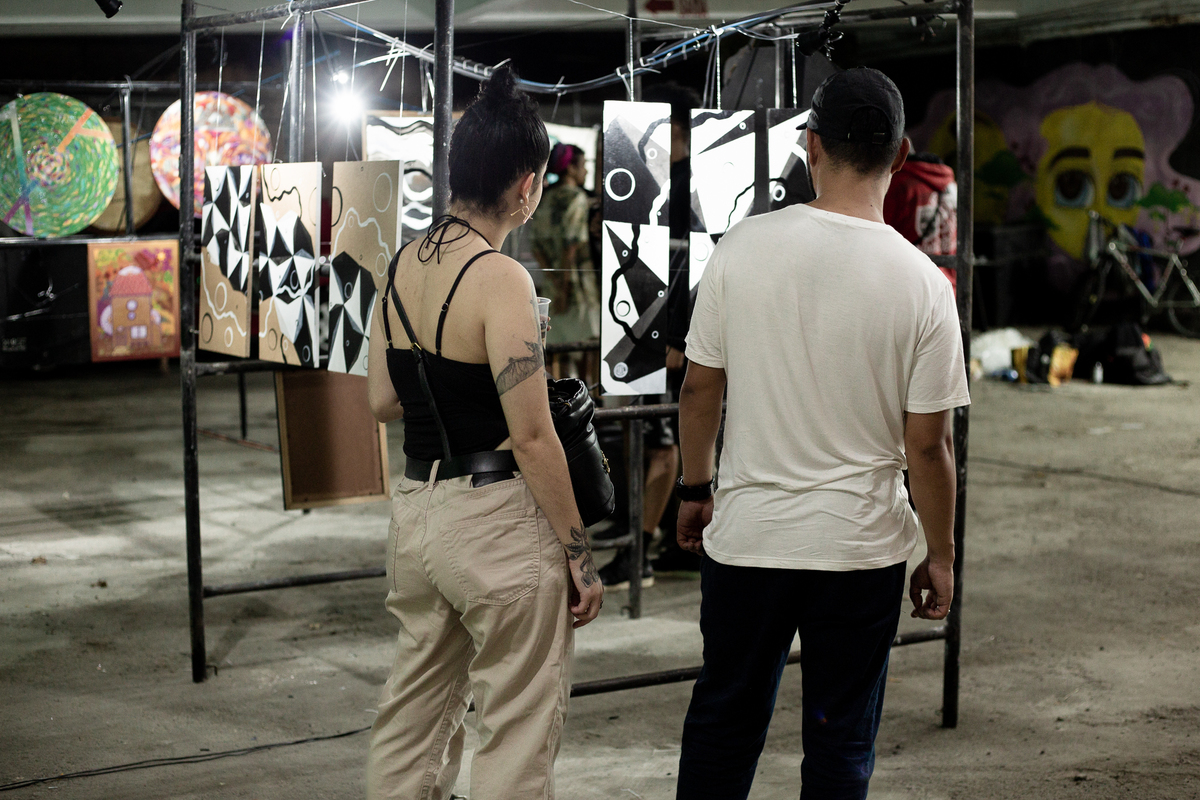 casal-analisando-obras