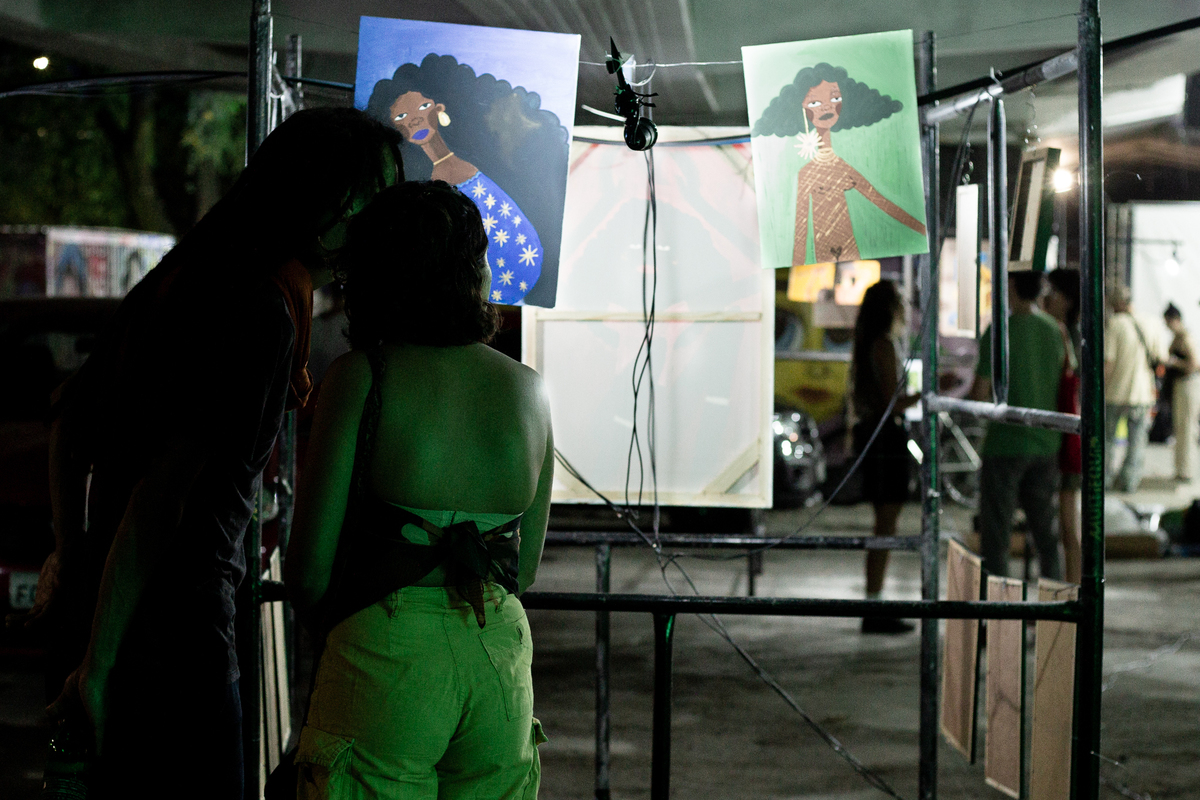 casal-olhando-obras-de-mulheres