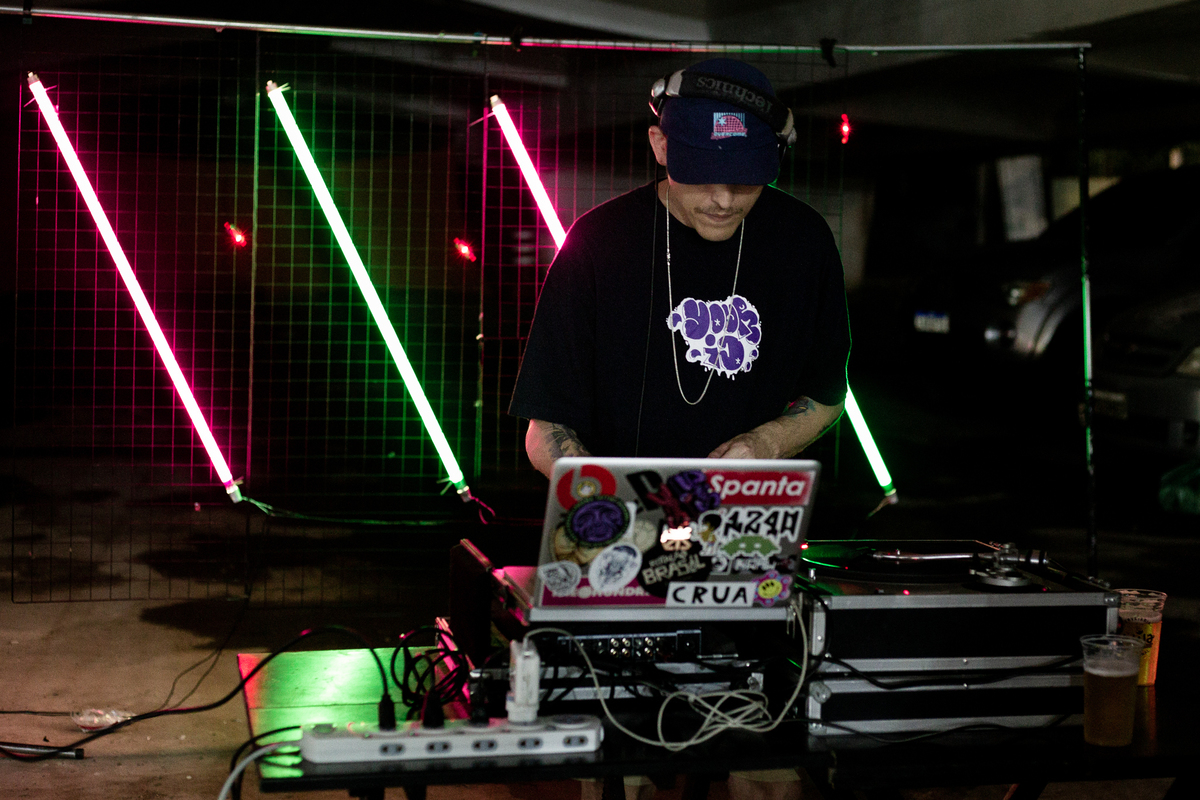 dj-tocando-musica-com-camiseta-preta