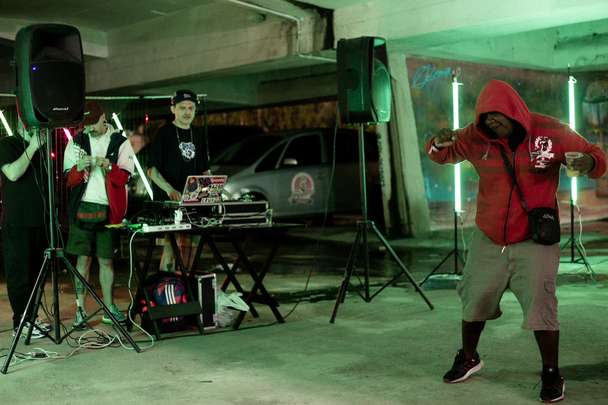 homem-de-vermelho-dancando-perto-dos-djs