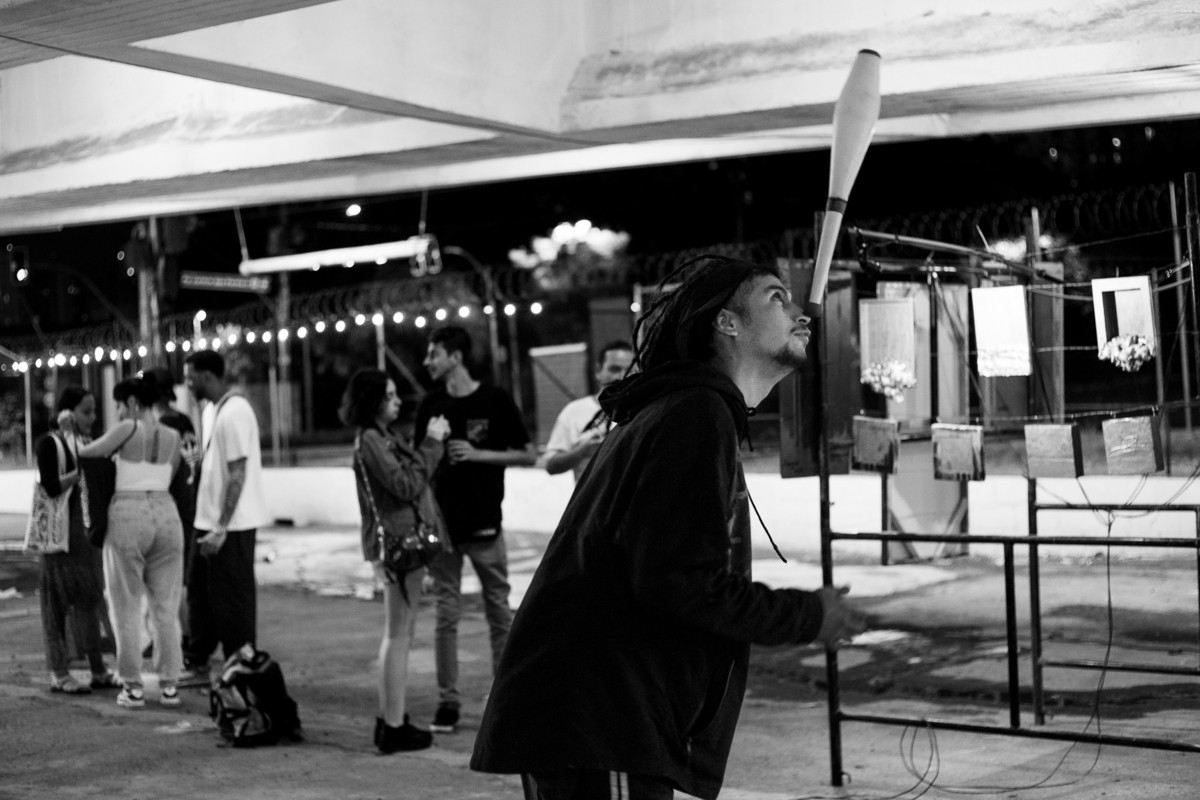 homem-fazendo-malabarismo