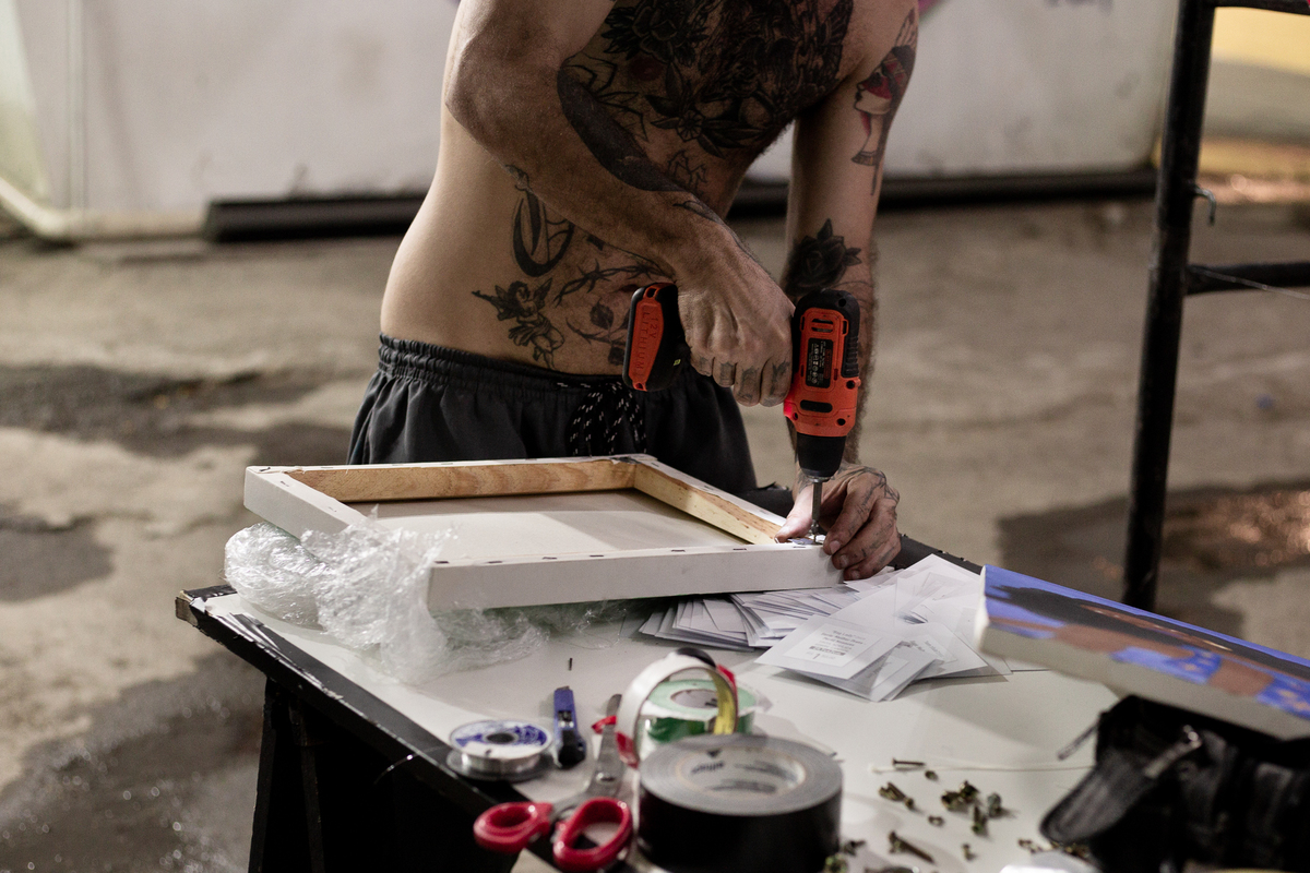 homem-usando-furadeira