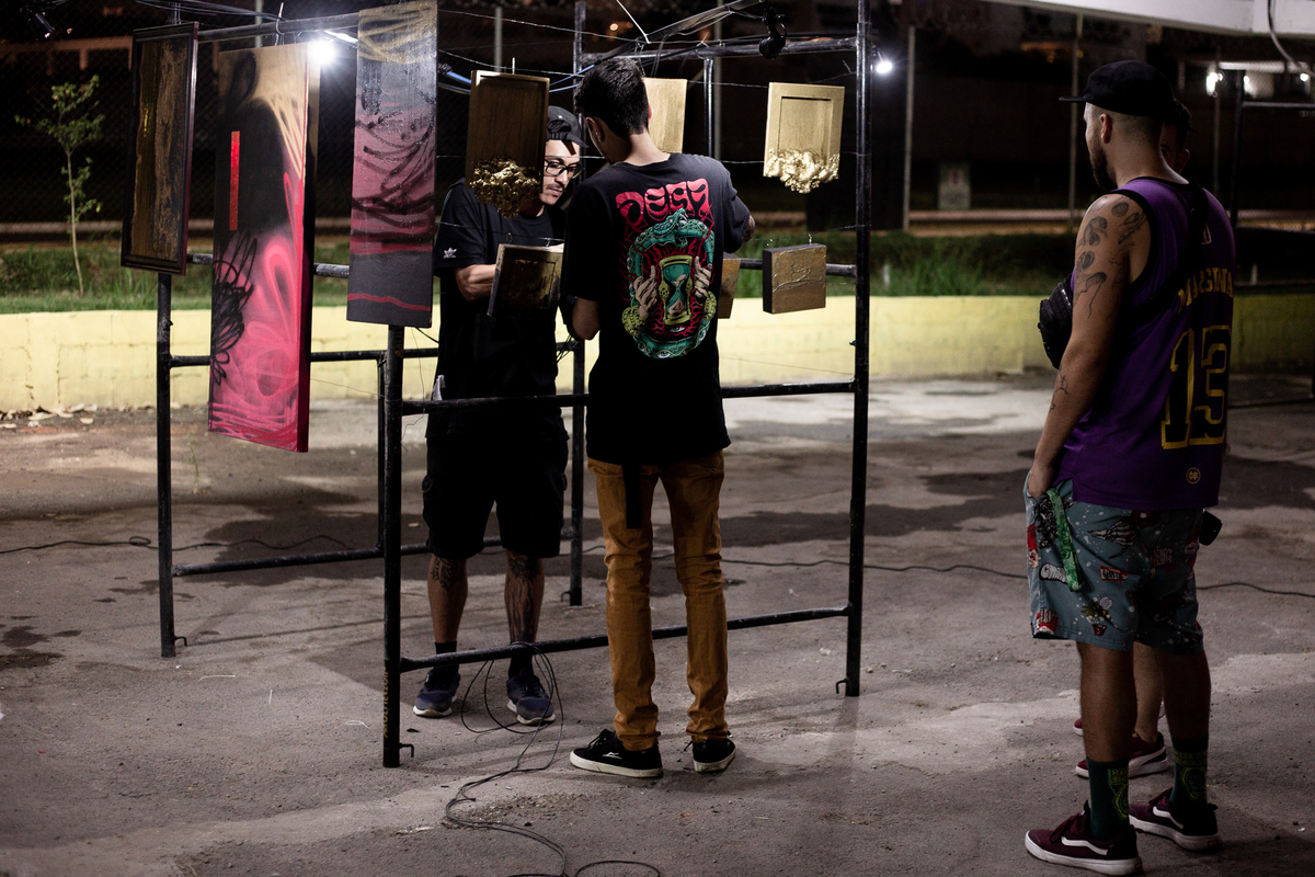 homens-organizando-a-esposicao