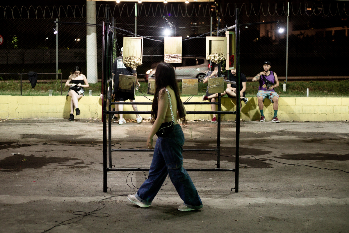 mulher-passando-em-frente-as-obras