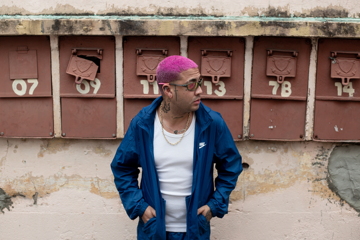 homem-cabelo-pink-olhando-para-o-lado