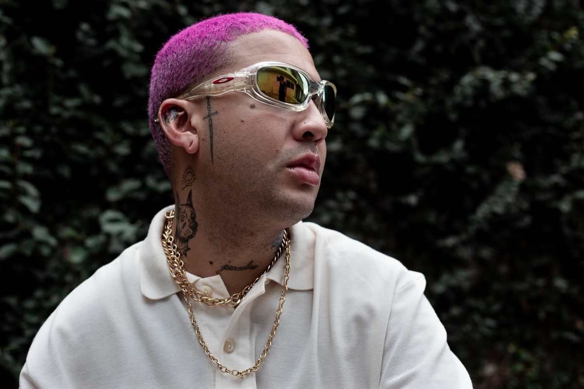 homem-cabelo-rosa-com-juliete