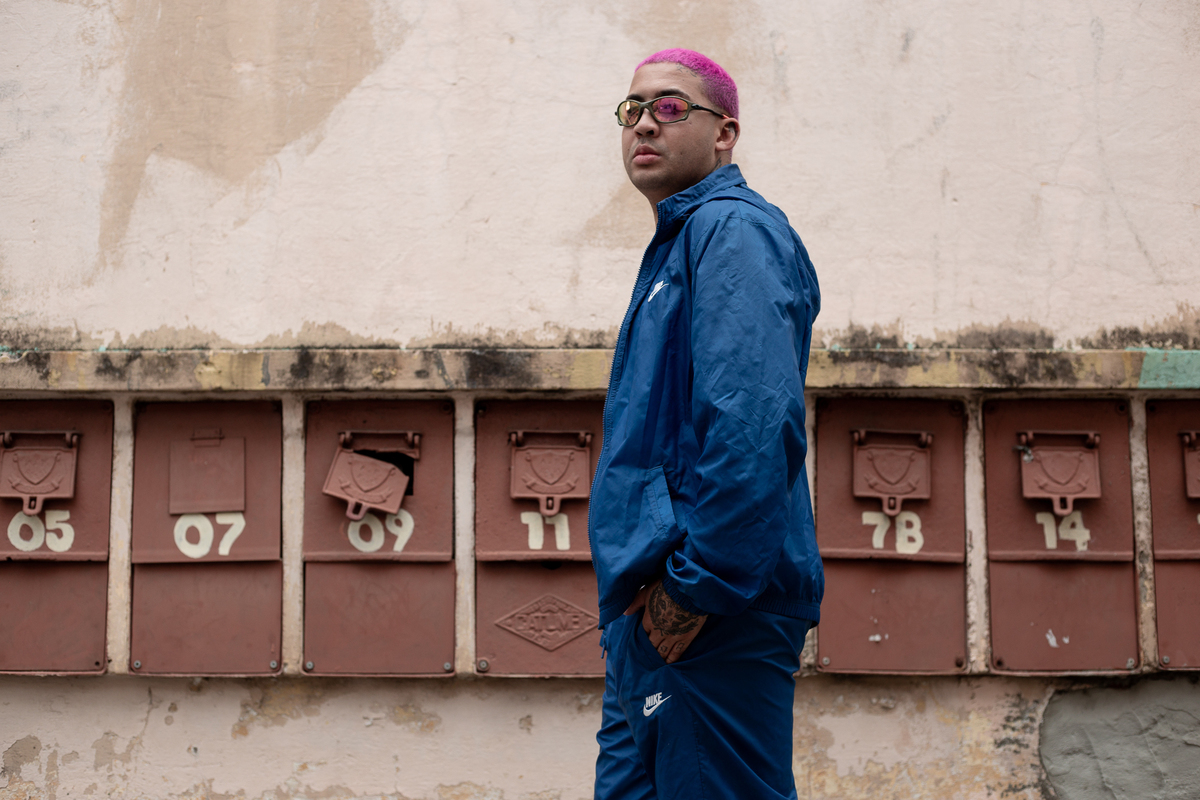 homem-com-conjunto-da-nike-azul