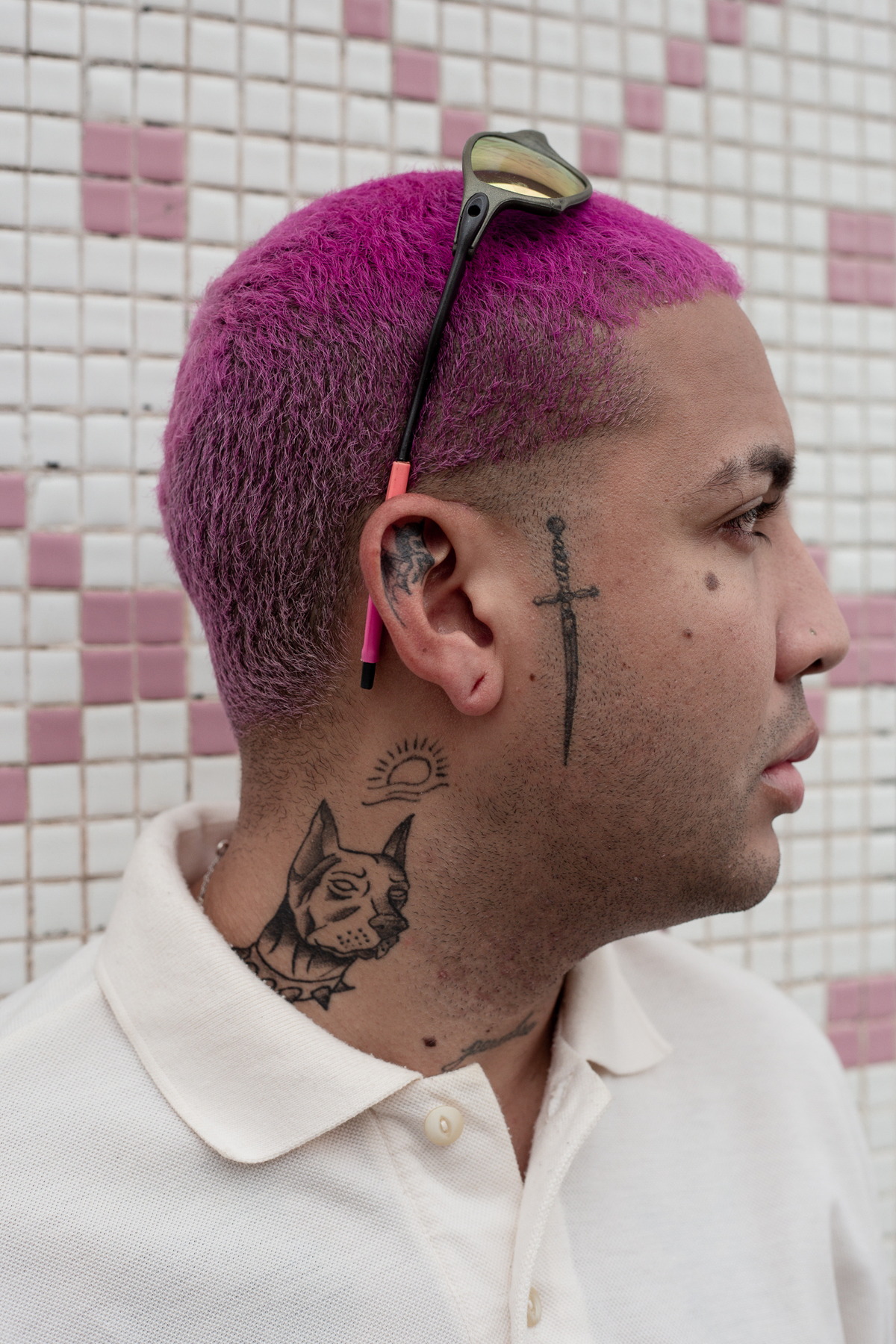 homem-com-tatuagem-no-rosto