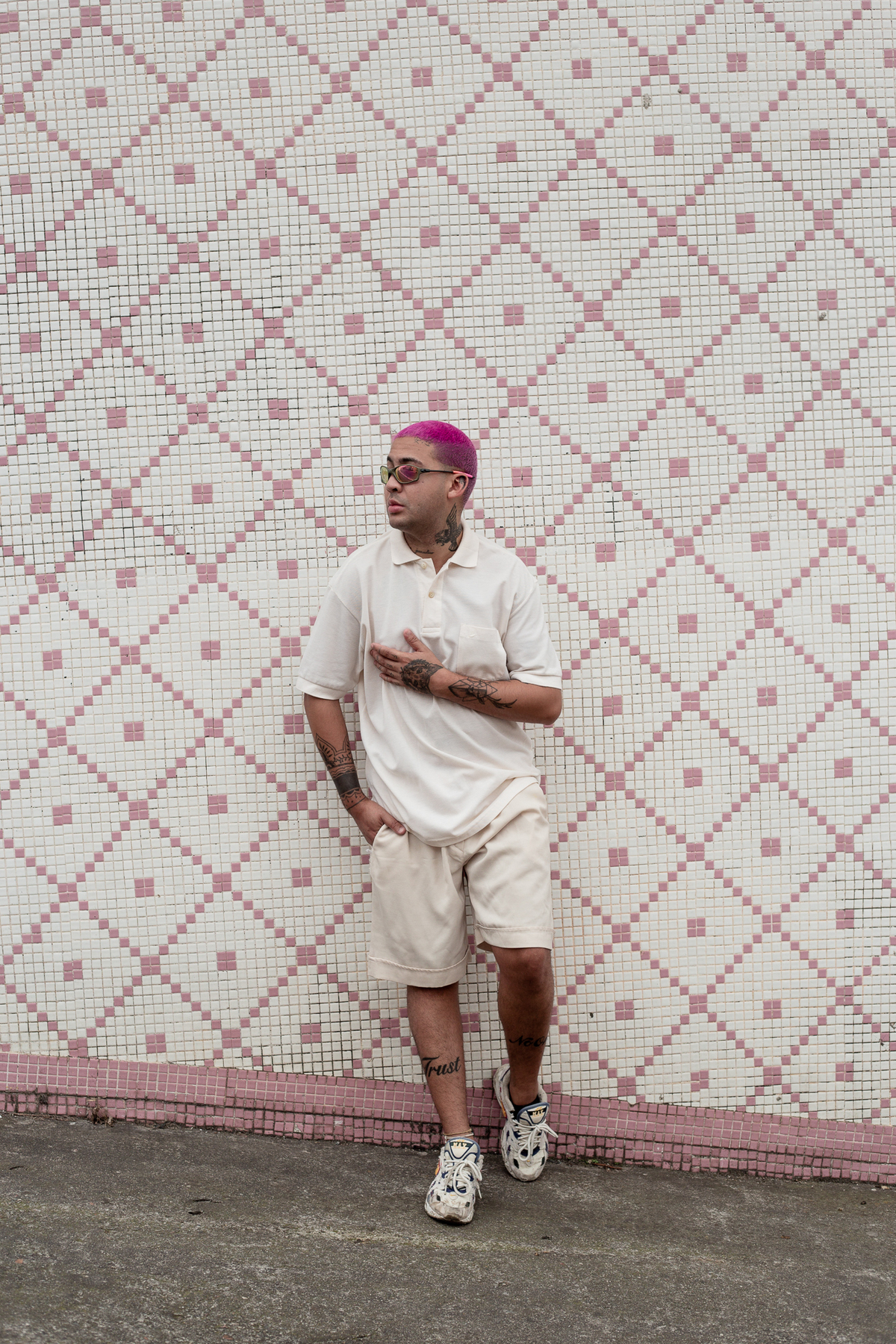 homem-de-bermuda-posando-para-foto