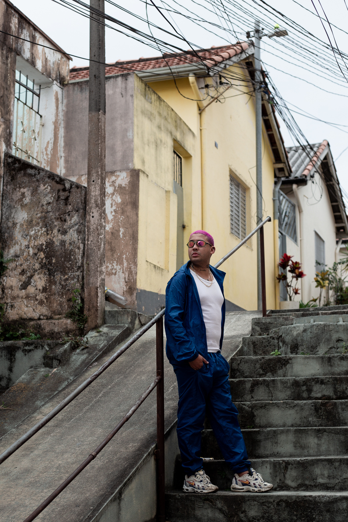 homem-em-pe-na-escada