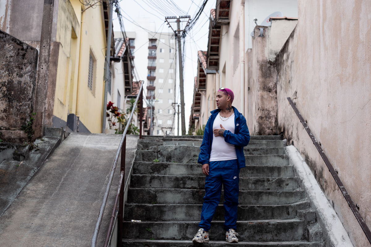 homem-em-pe-na-escadaria