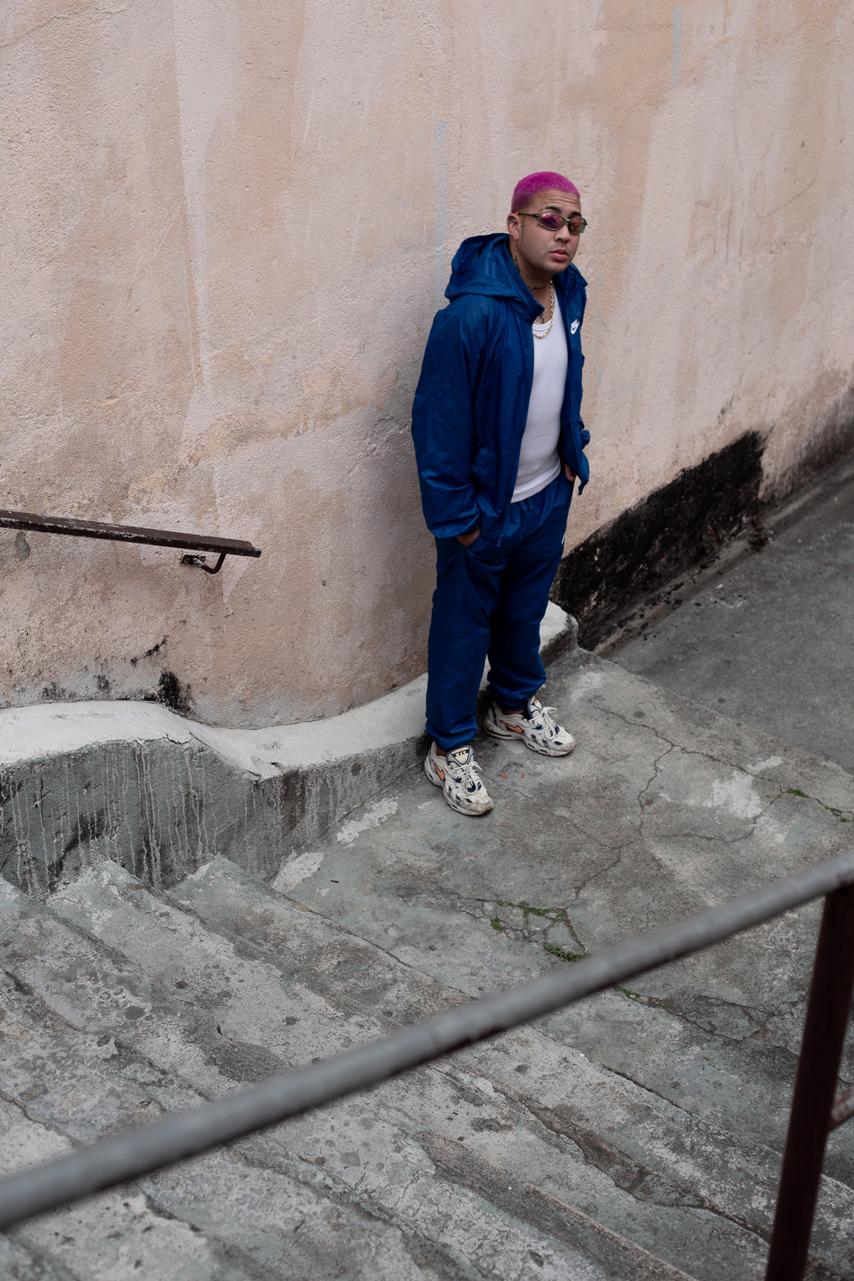 homem-esperando-na-escada