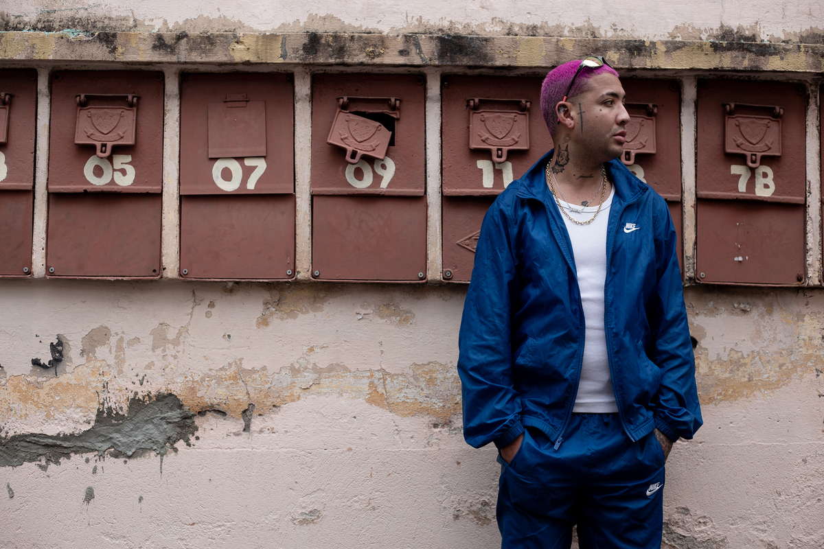 homem-na-frente-do-registro-de-luz