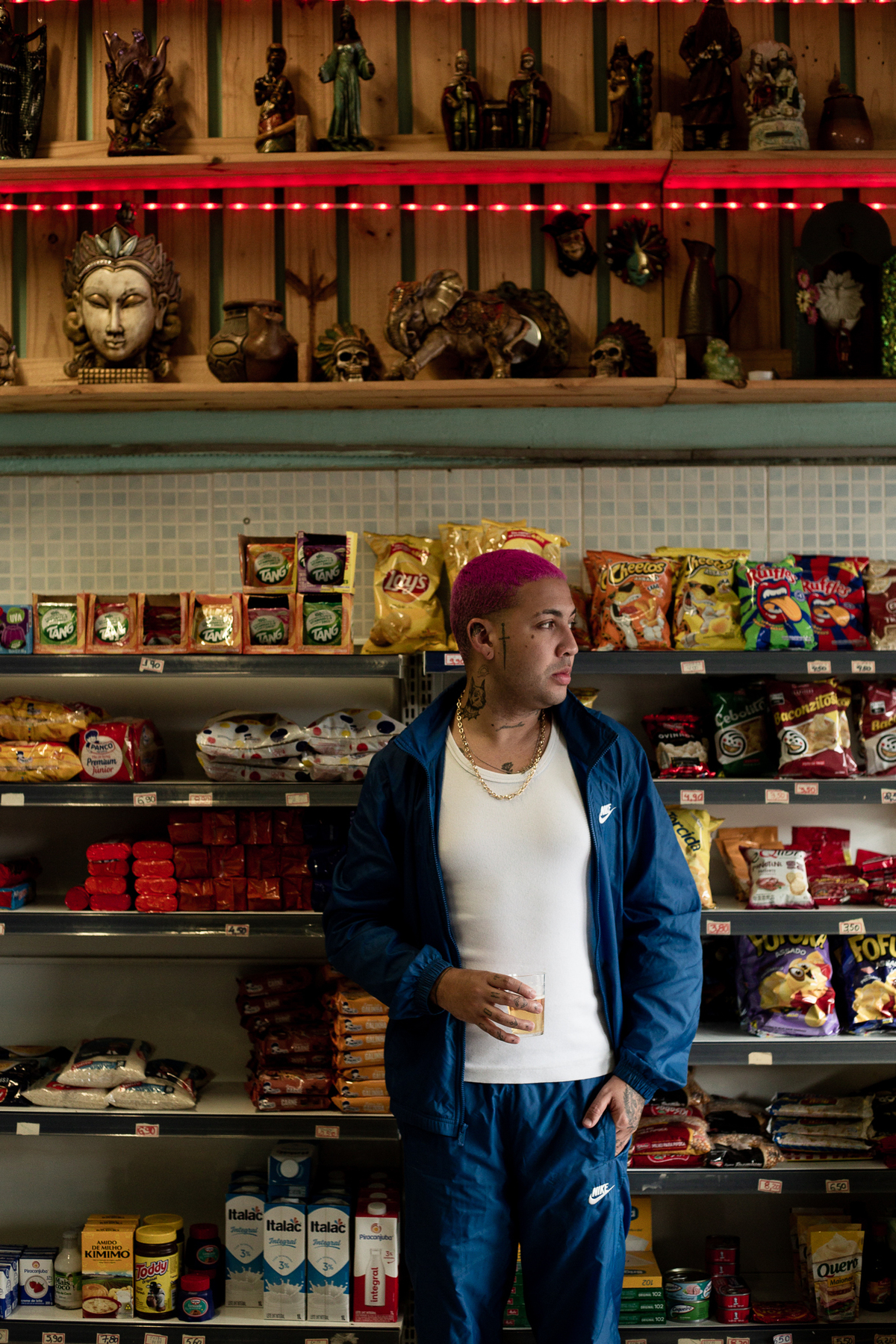 homem-no-mercadinho-com-cerveja