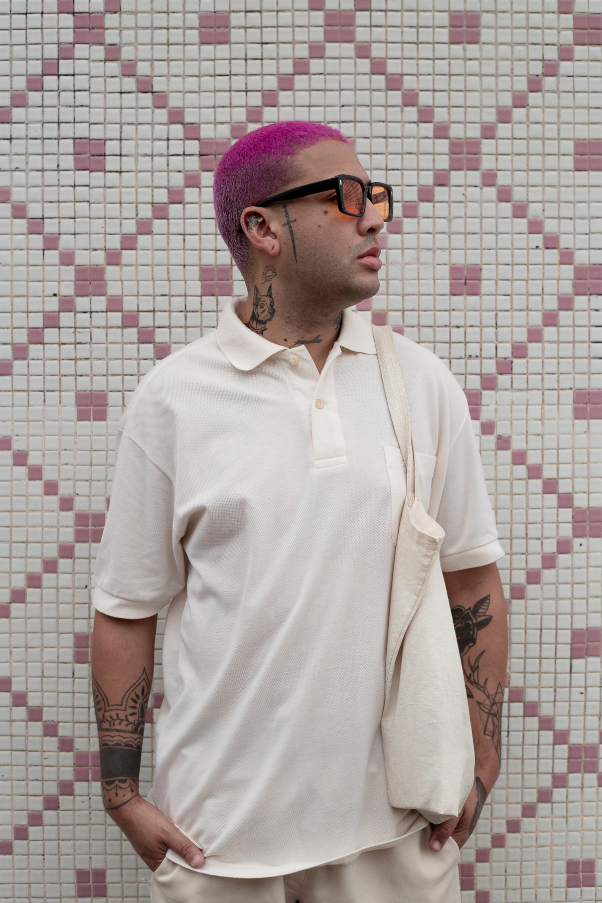 homem-oculos-sol-olhando-de-lado