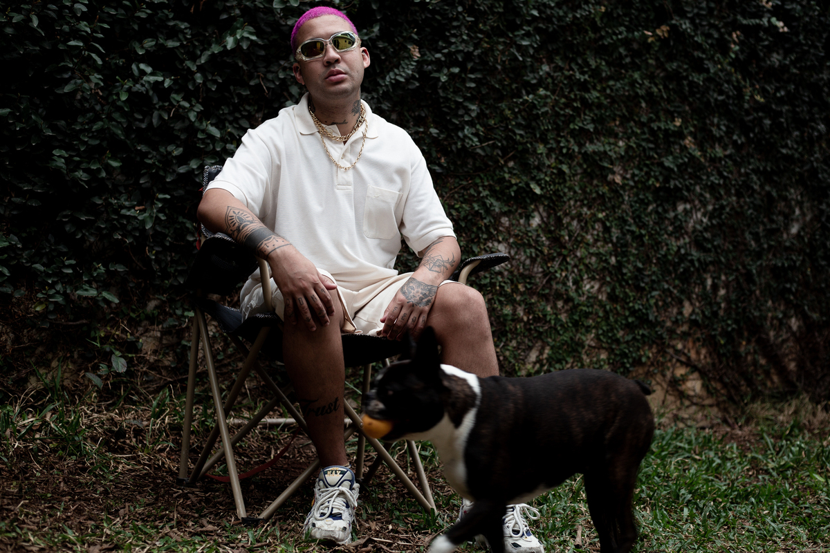 homem-sentado-com-seu-cachorro