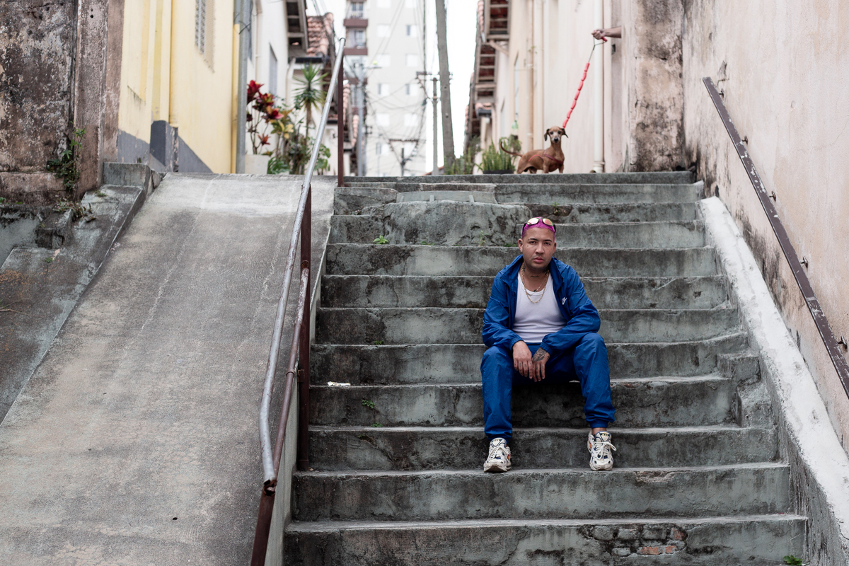 homem-sentado-na-escada