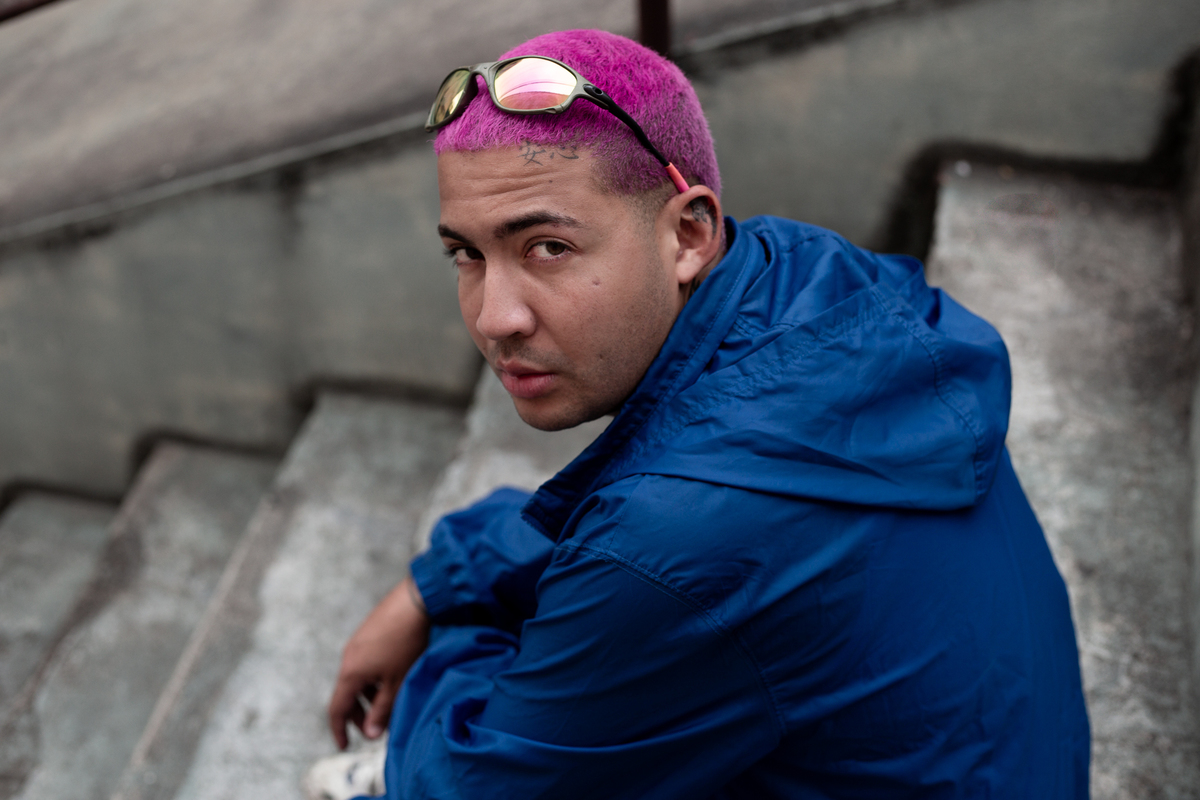 homem-sentado-na-escadaria