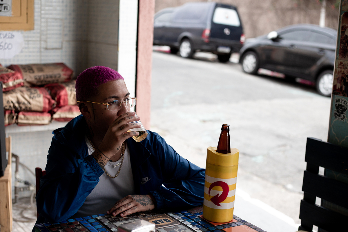 homem-sentado-no-bar-tomando-cerveja